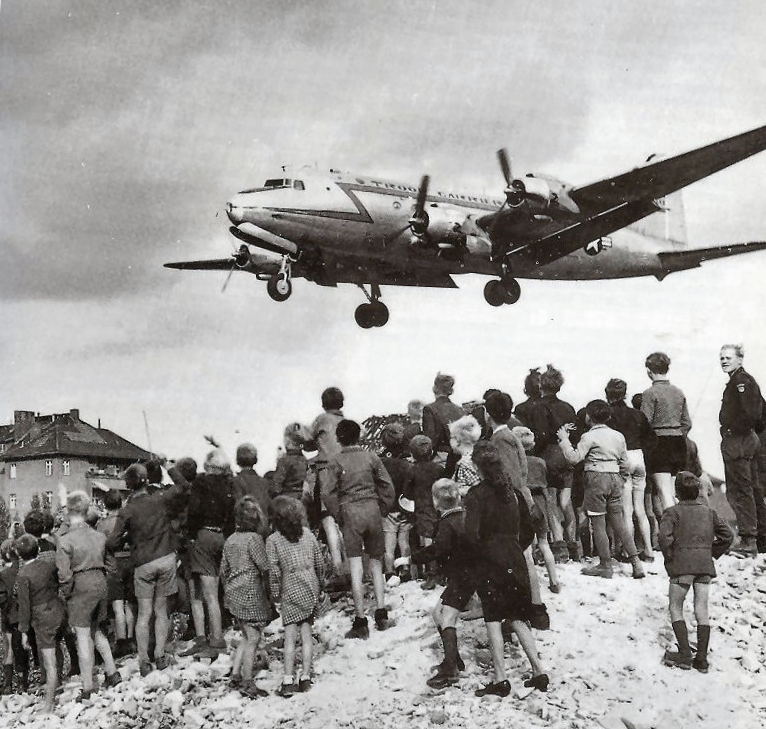 Aircraft deliver goods to Berlin in 1948